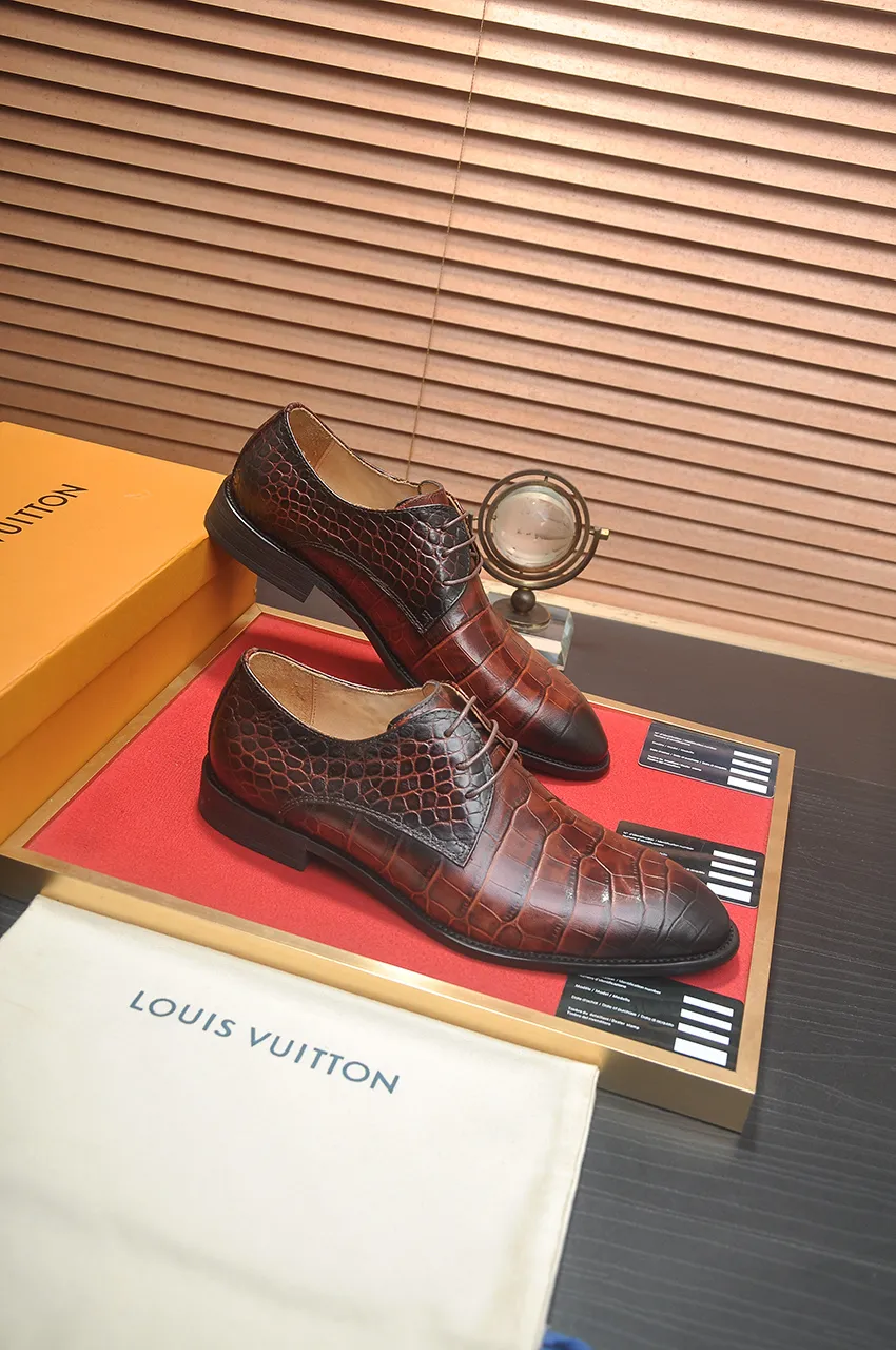 Men's men's shoes 💰540💶 [LV] (original single cowhide lining) 🍀LV's latest genuine leather business suit shoes are launched simultaneously on the official website. The first-layer cowhide imported from Italy is made of heavy gold, 💥official website 1:1 rubber outsole. Versatile to wear, high-end without losing class, and the color combination is extraordinary. This four-season style is alluring when worn on your feet, showing off your big-name flair. Standard code 38-45 (45 customized)